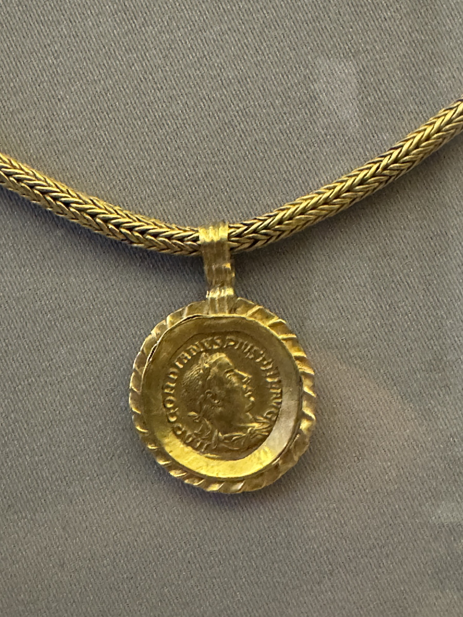 Монета золотой аурей Римской империи, фото автора