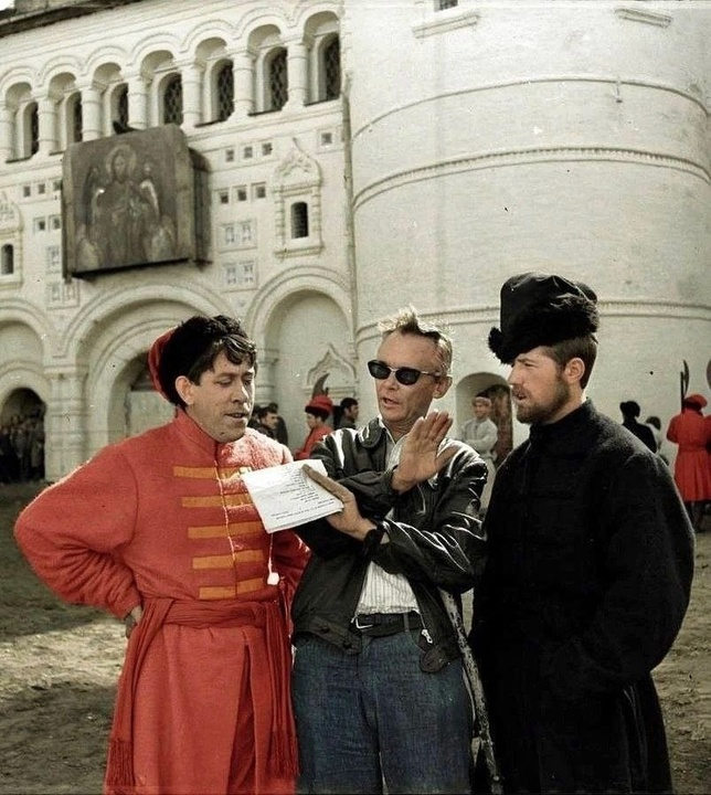 1973. Кадр со съёмок фильма «Иван Васильевич меняет профессию». В центре — Леонид Гайдай