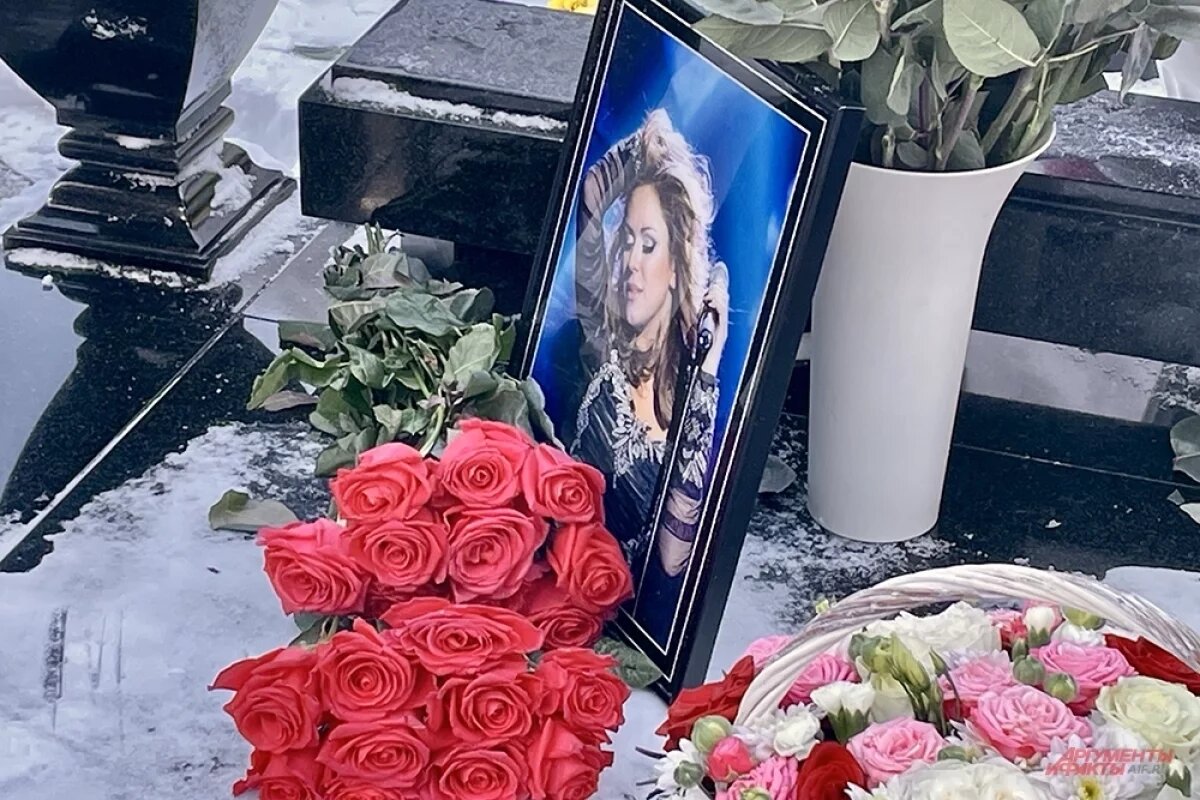    К могиле Юлии шли и шли друзья и поклонники