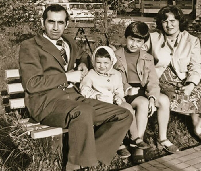 Сестры Зейналовы с родителями.