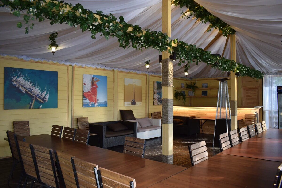 Веранда у воды в яхт-клубе Ореховая Бухта