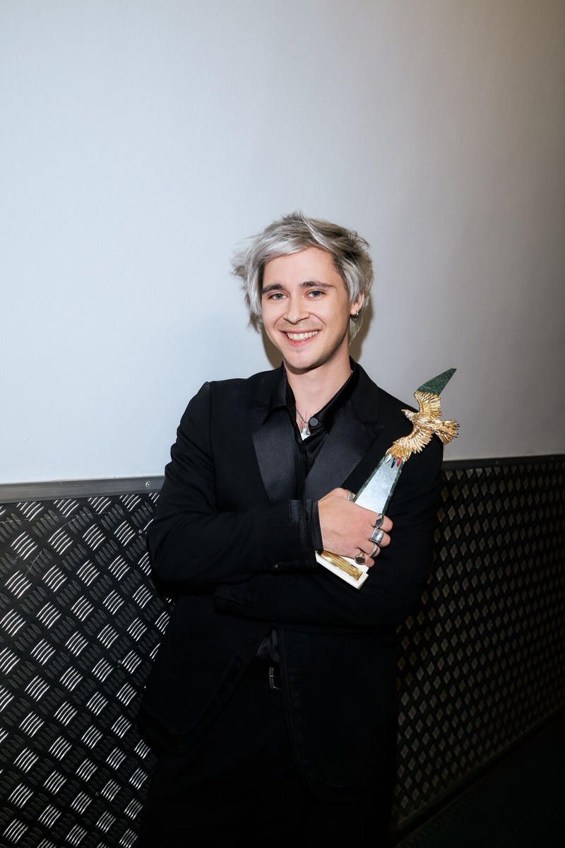    Феликс Умаров со статуэткой за лучшую режиссуру «Пророк. История Александра Пушкина»