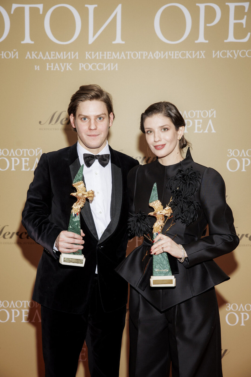   Анна Чиповская Павел Табаков со статуэткой в номинации «Лучшая мужская роль» в фильме «Август» и Анна Чиповская с «Лучшей женской ролью второго плана» в фильме «Пророк. История Александра Пушкина»