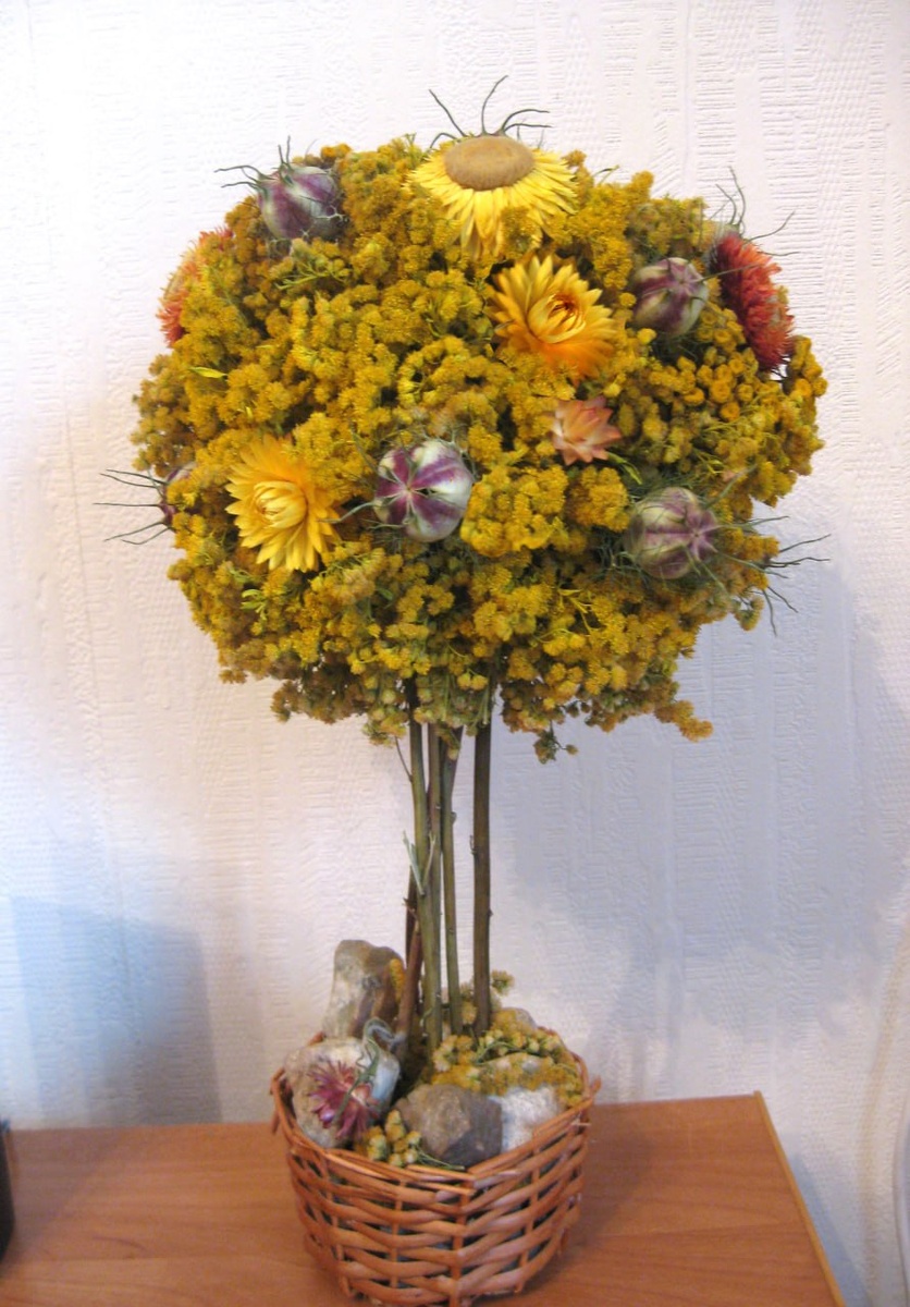 Деревце из золотарника, нигелы и гелихризума