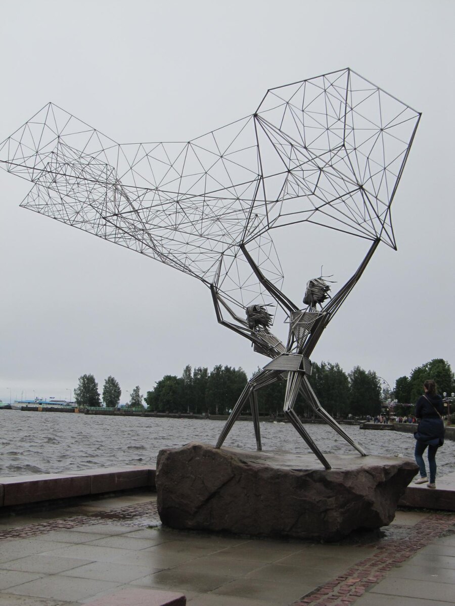 Набережная Петрозаводска, Онежское озеро. Скульптура - дар американцев  - два рыбака