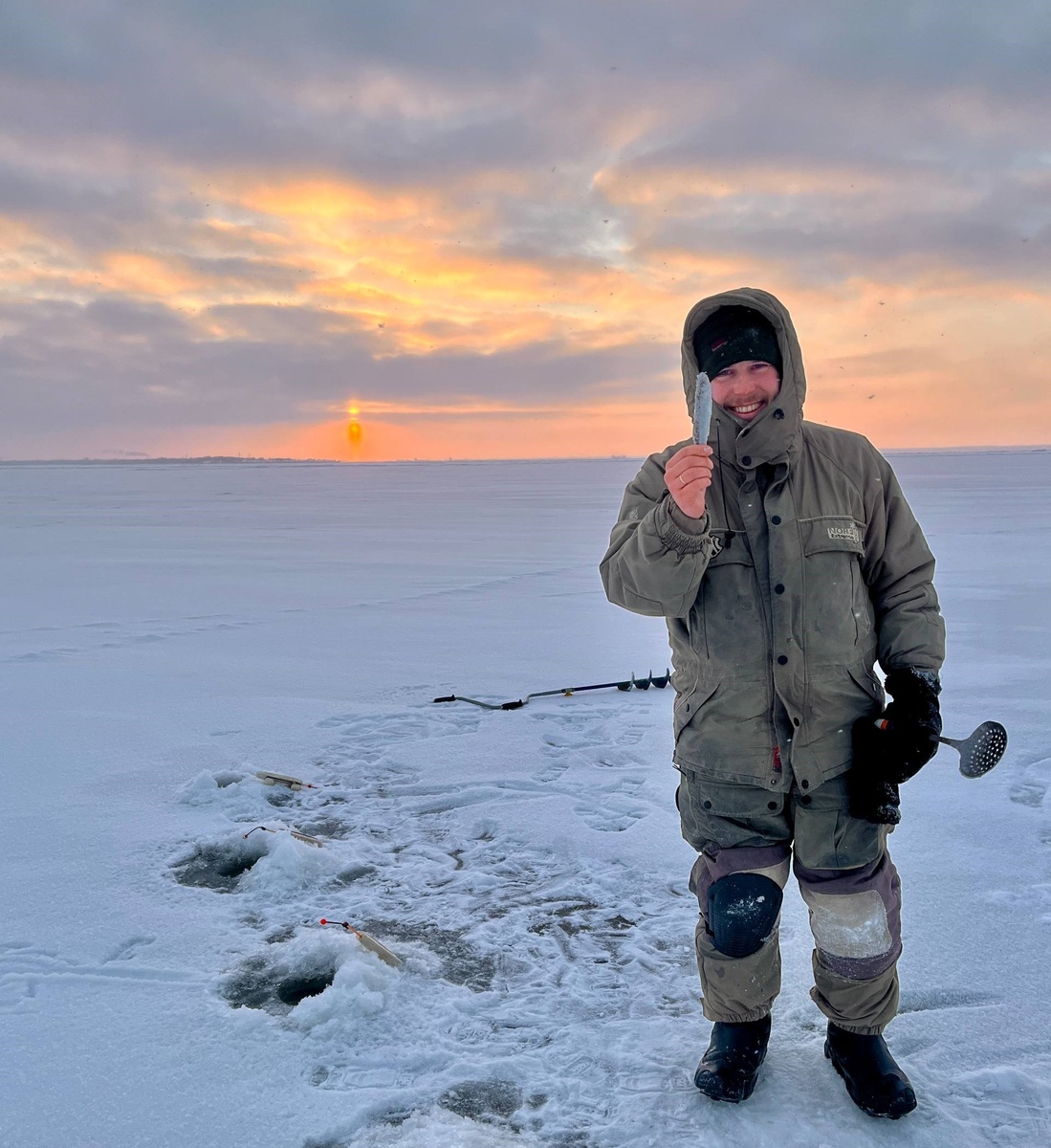 Рассвет: начало очередного морозного дня на льду залива