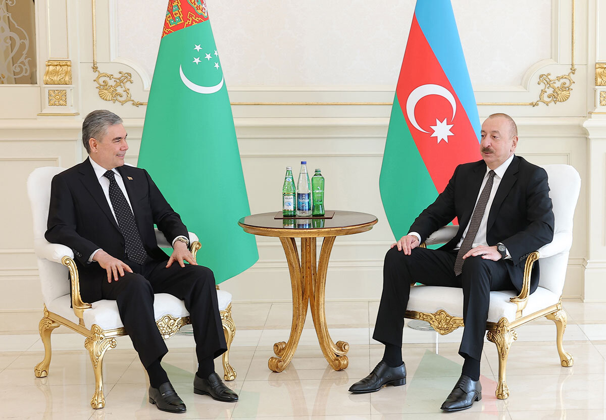   Гурбангулы Бердымухамедов (слева) и Ильхам Алиев (справа) на переговорах в Баку (Азербайджан), 16 июля 2025 года.