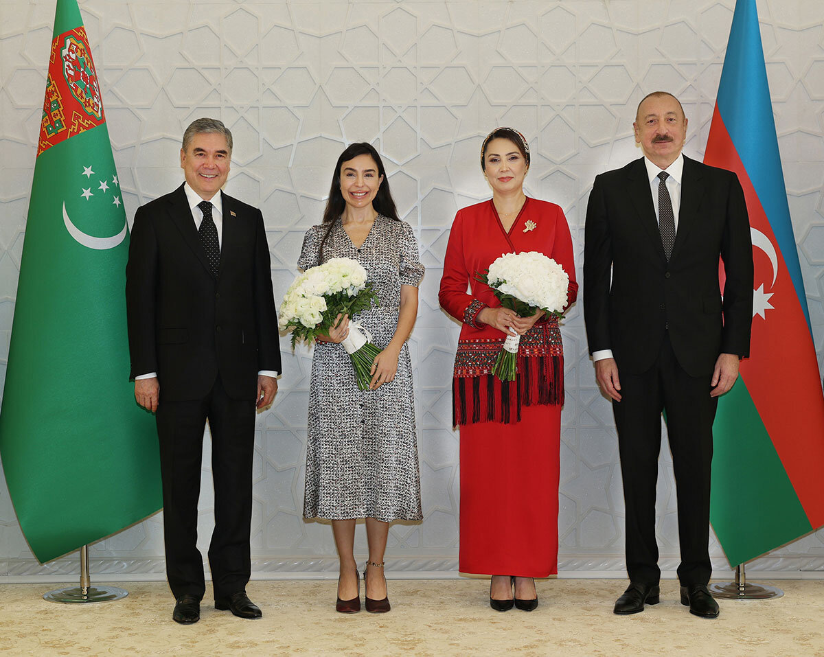    (Слева направо) Гурбангулы Бердымухамедов, Лейла Алиева, Огулджахан Атабаева и Ильхам Алиев.