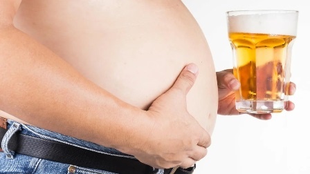 Это не мой живот, это пивной животик. Но мой сейчас выглядит примерно так же. Эх, лучше быть вздутым от пива!