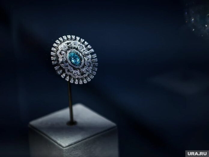    Иллюстрация к статье «Крах алгоритмов оценки: Как «брошь Одри» создала рынок эмоциональных активов на триллион евро»