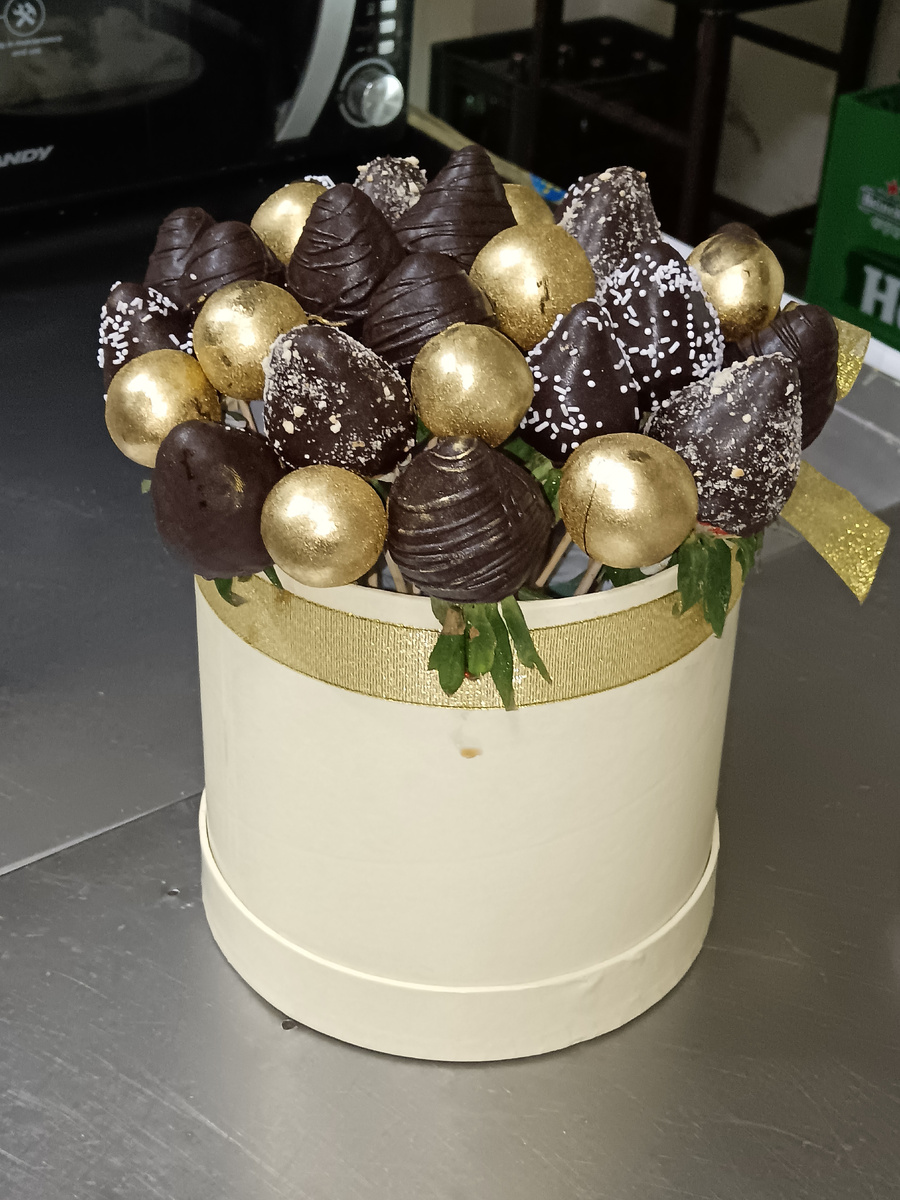 Сегодня на вечеринке в ресторане подавали на десерт клубнику в шоколаде. 💞