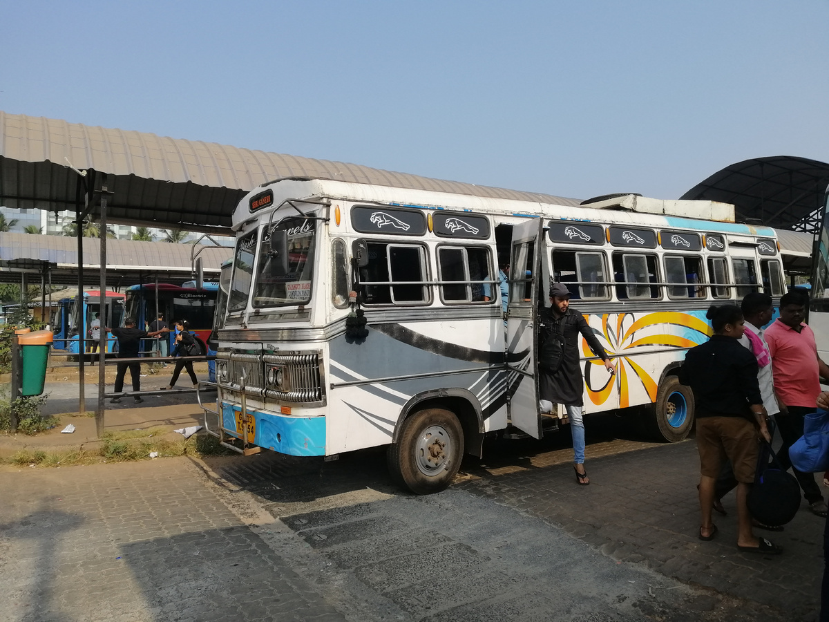 Автобус, на котором я ехала (на автостанции Панаджи)