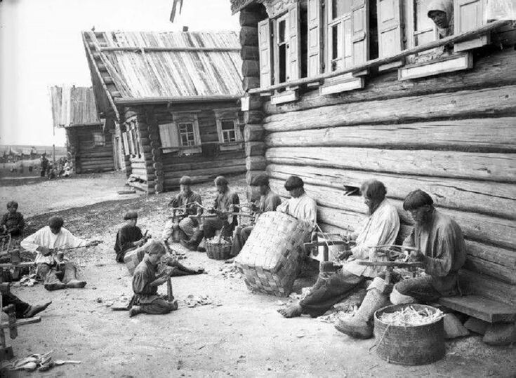 Фото из открытых источников. Обратите внимание: многие из изображенных на снимке не имели обуви и ходили босиком.