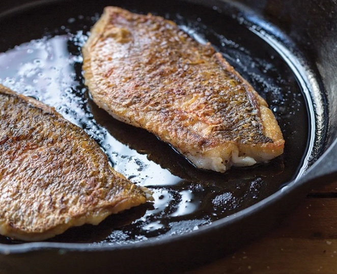 Научили жарить рыбу: 3 лучших совета - сочная, не прилипнет, даже если я захочу. И не пересушивается, не пригорает: век живи, век учись