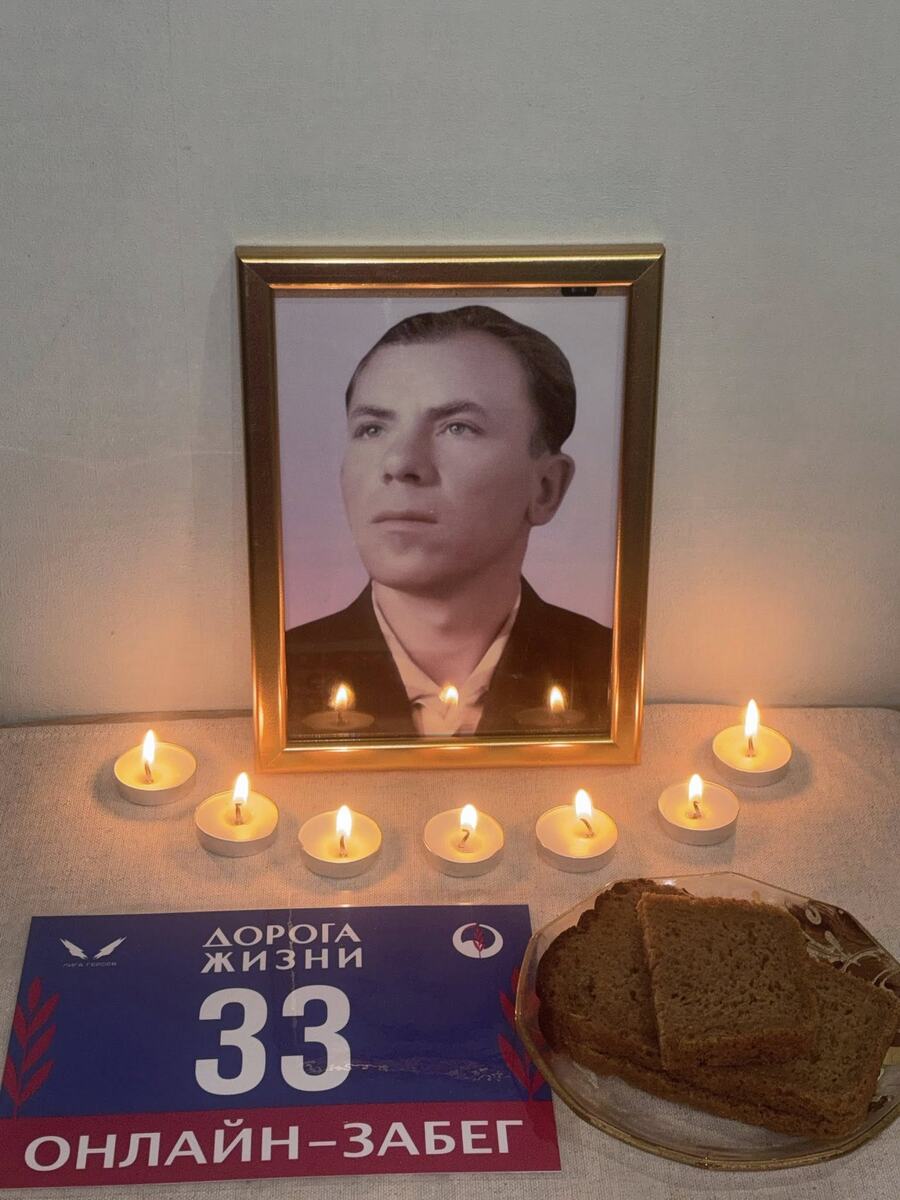 На блюдце — 125 граммов хлеба. Я пробовала как-то прожить только на 125 граммах хлеба и воде. Одного (!) дня мне хватило, чтобы понять: хорошо, что это всего лишь эксперимент.
Из истории: с 20 ноября 1941 года жители блокадного Ленинграда по продуктовой карточке стали получать 125 граммов хлеба.
Это было последнее, пятое снижение продовольственной нормы и самая маленькая пайка за все время блокады. Больше — 250 граммов — получали только рабочие.
Ленинградцы прожили на этой норме 35 дней. 25 декабря 1941 года нормы отпуска хлеба повысили: 350 граммов — рабочим, 200 граммов — остальным жителям.
В блокадном хлебе было 55% ржаной муки, остальное — соевая мука, жмых и другие компоненты. Фото: личный архив