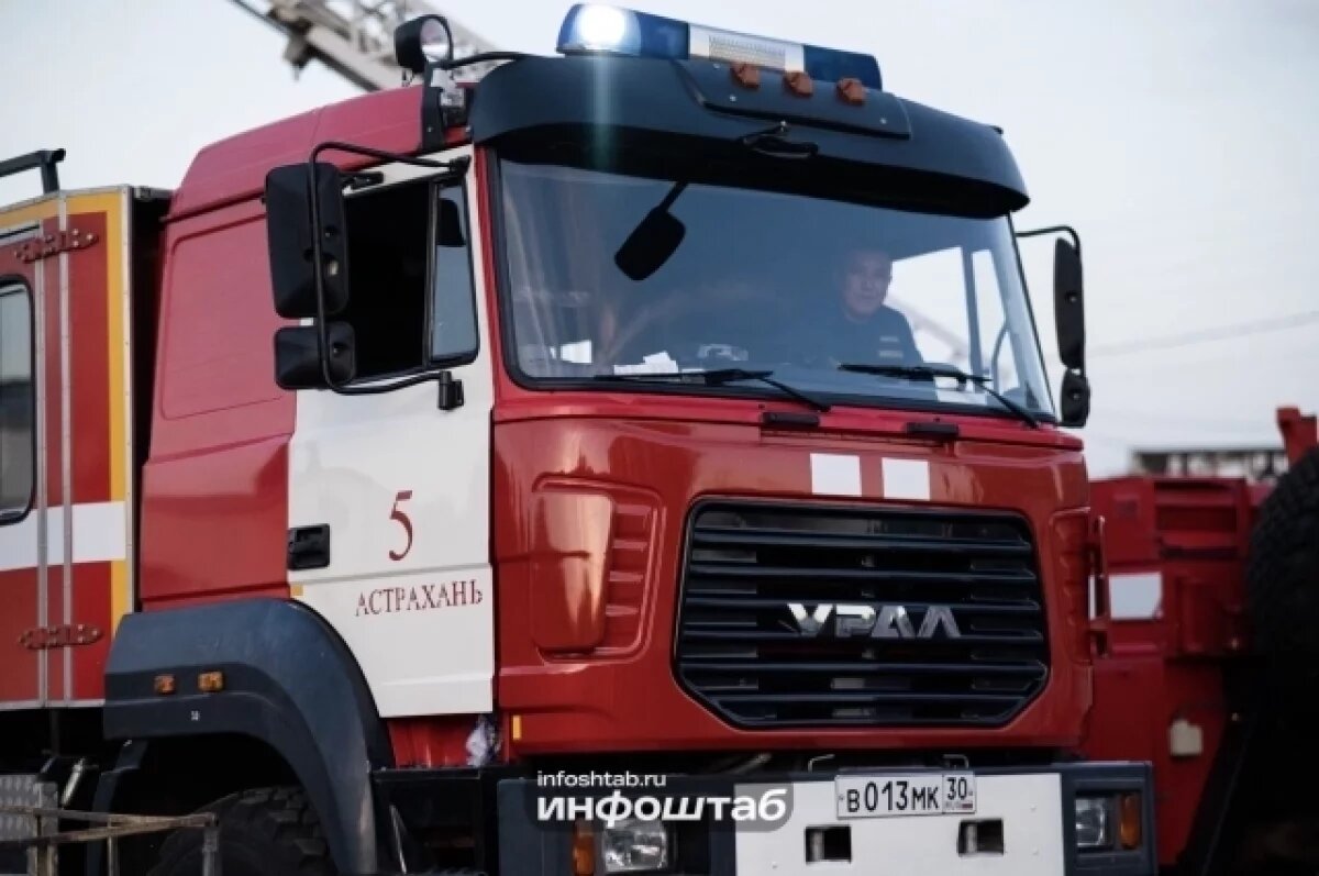    В Астраханской области горели дома, хозпостройки, автомобиль и мопед