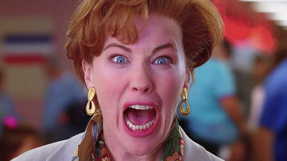 Кэтрин О’Хара в роли мамы Кевина Маккаллистера. Кадр из "Один дома 2"