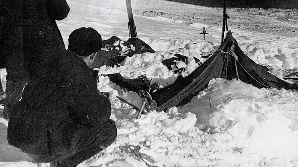 Частично раскопанная от снега палатка группы Дятлова