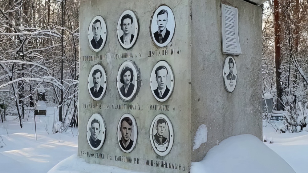Надгробие на могиле участников группы Дятлова. Михайловское кладбище Екатеринбурга
