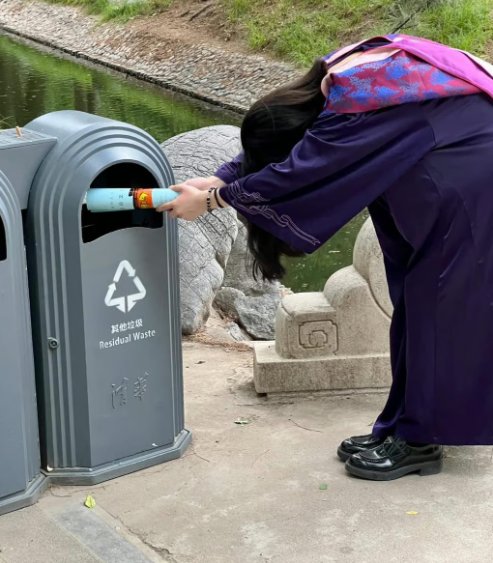 Такой тренд выкидывать свой диплом был на волне отчаяния в том году