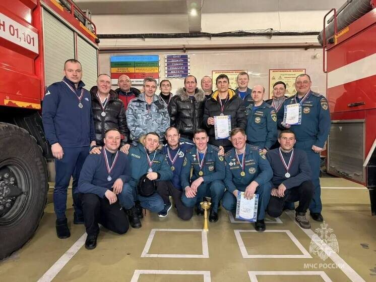     Золотым медалистом хоккея с мячом стала 1-ая пожарная часть Биробиджана фото: пресс-служба ГУ МЧС по ЕАО