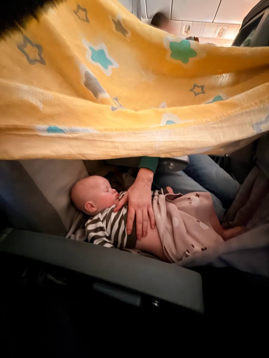 Удобная конструкция из пледа (если есть свободное место)