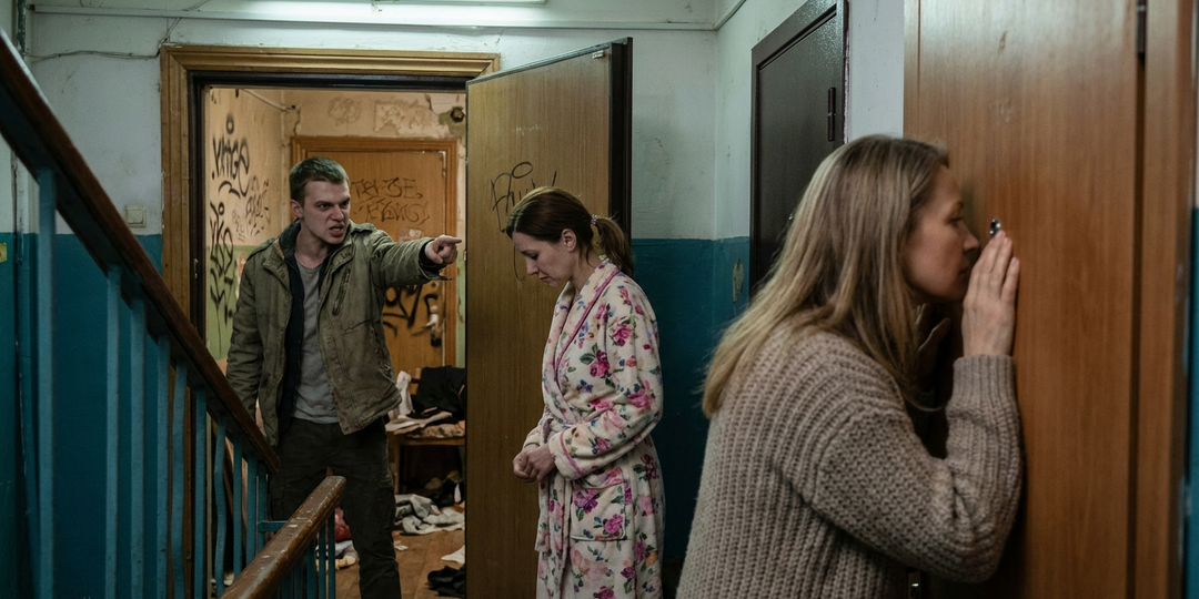 Многодетная мать сверху разрешала детям прыгать с дивана в час ночи. Я нашла способ законно выселить их из съемной квартиры