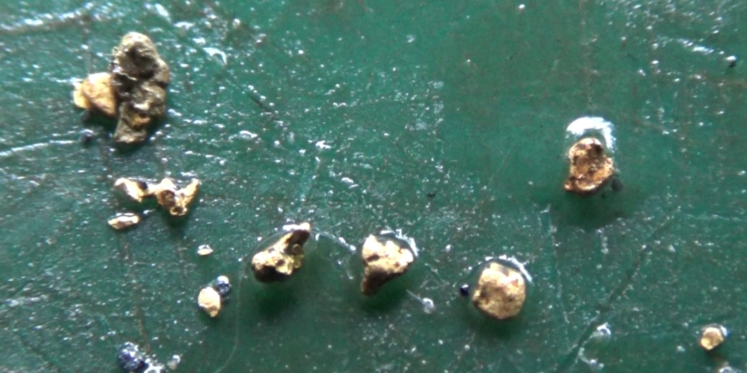 Добыча самородного Золота в золотоносном ручье!