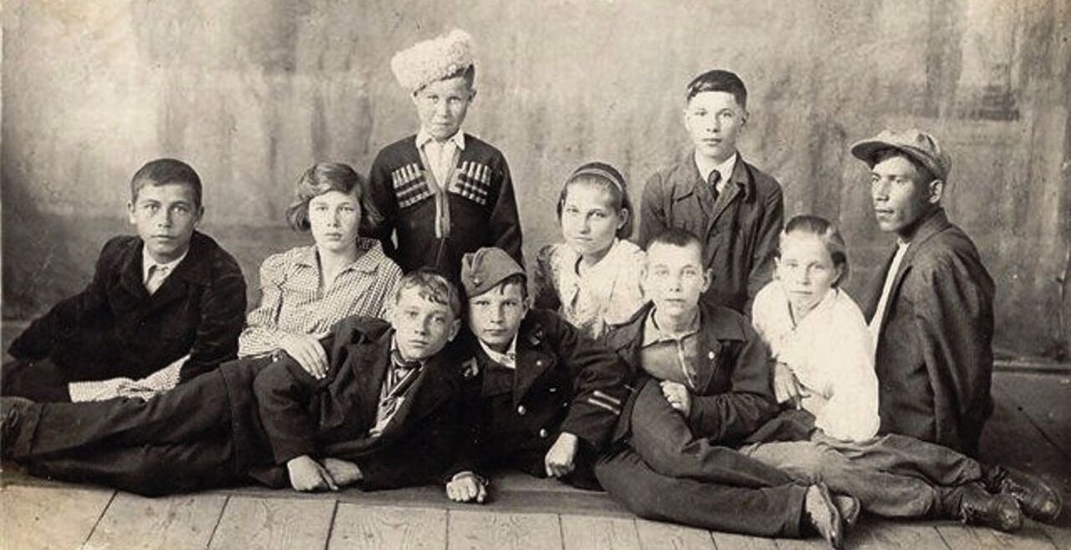 Агитбригада Краснодонской школы N4, в кубанке - Сергей Тюленин, вторая справа - Любовь Шевцова / commons.wikimedia.org