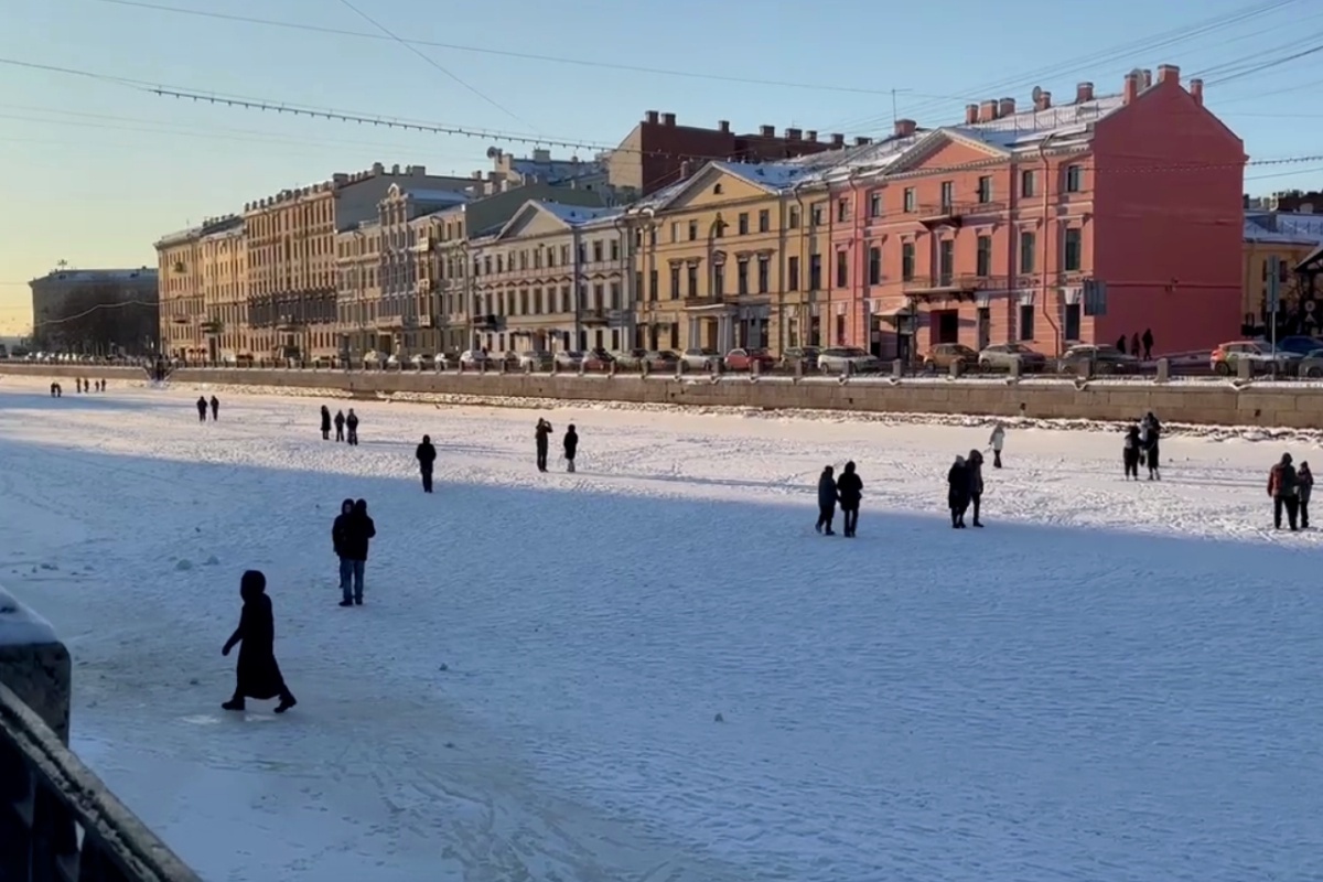    Выход на лед в Петербурге запрещен, но многих это не останавливает. / Мария Владыко / ТАСС
