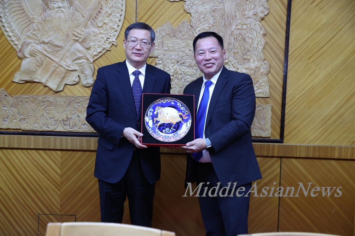 слева: Го Вэньци и Цогтгэрэл Одон