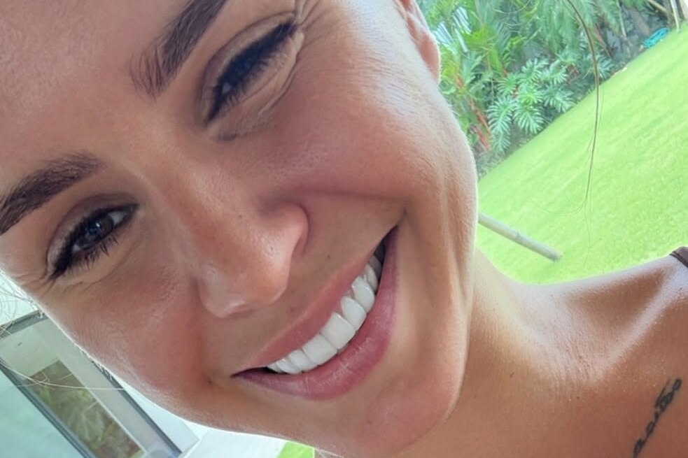     Юлия Зиверт снялась в экстремальном бикини и без него на курорте – 11 фото