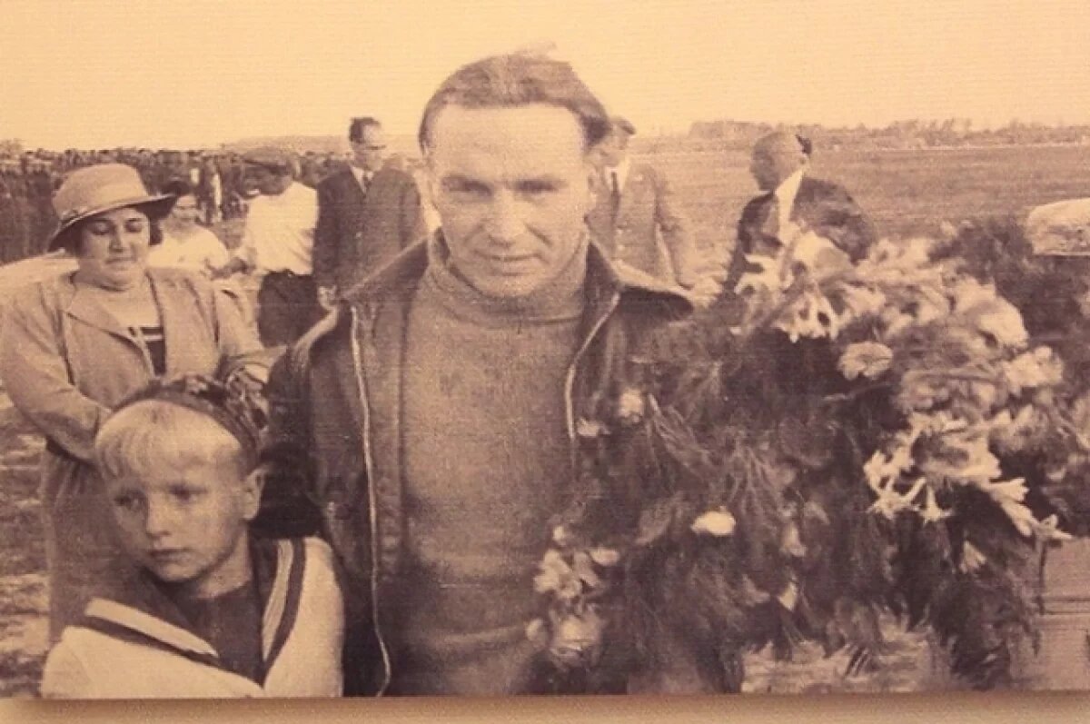   Валерий Чкалов с сыном Игорем. Снимок из мемориального музея лётчика в Чкаловске.