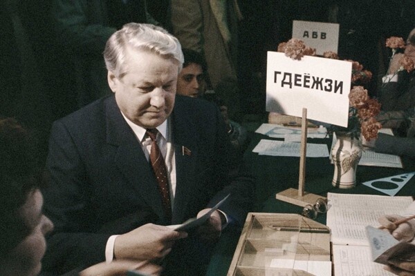    Первый заместитель председателя Госстроя СССР Борис Николаевич Ельцин (слева) на избирательном участке во время выборов в Верховный Совет СССР, 26 марта 1989 года / В. Чистяков/РИА Новости