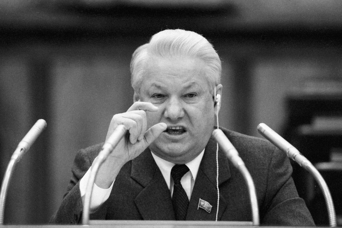 Председатель Верховного Совета РСФСР Борис Николаевич Ельцин выступает на внеочередном съезде Народных депутатов в Москве, 1 ноября 1990 года    📷
