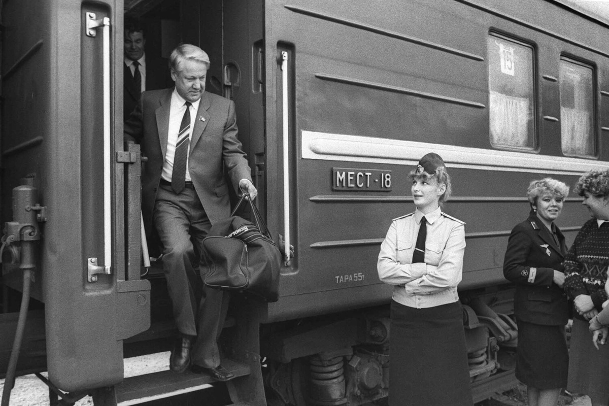 Первый заместитель председателя Госстроя СССР Борис Николаевич Ельцин сходит с поезда, 15 августа 1989 года    📷