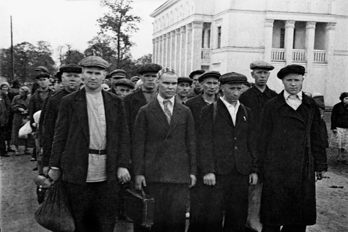    Горьковчане отправляются на фронт со стадиона "Водник" в 1941-м году. / Нисон Капелюш