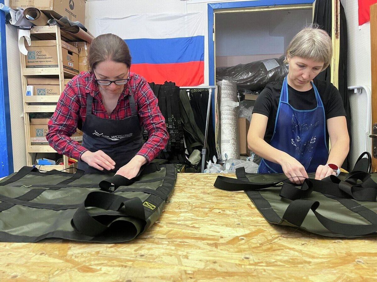    Волонтеры приделывают к носилкам ручки | © РИА Новости / Виктор Званцев