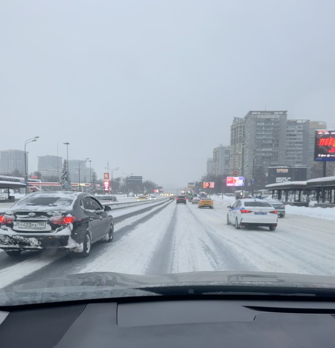 Так сейчас выглядит обычная поездка по Москве после рекордных снегопадов