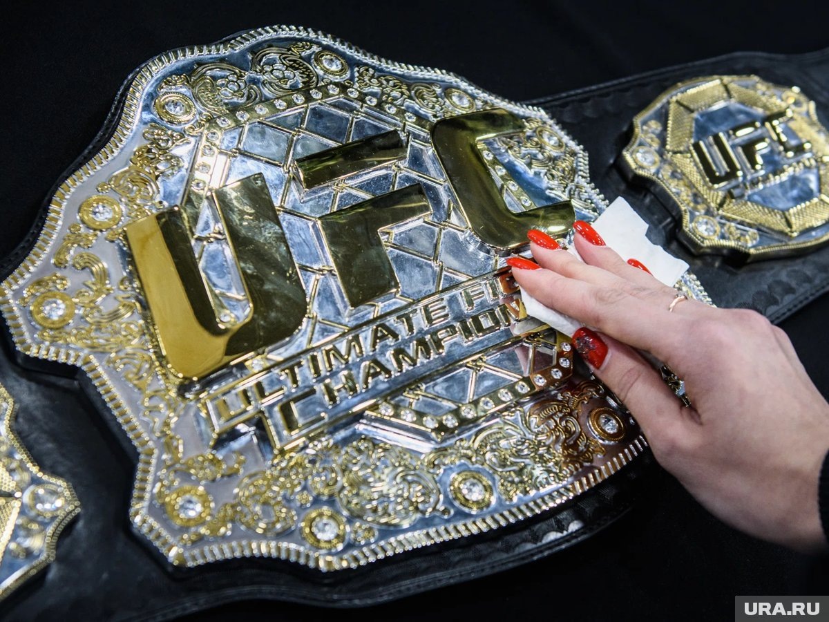    В со-главном событии француз Бенуа Сен-Дени выиграл у новозеландца Дэна Хукера техническим нокаутом