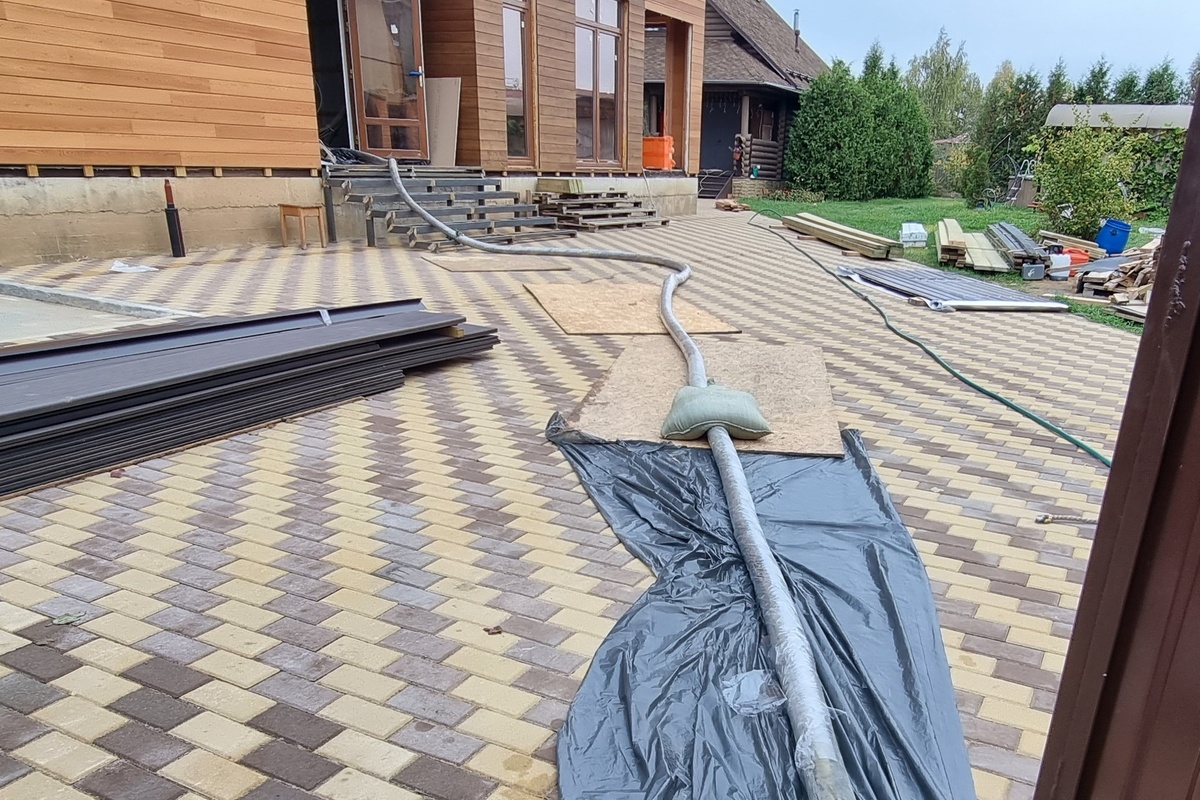 Устройство стяжки пола в частном доме (транспортировка смеси)