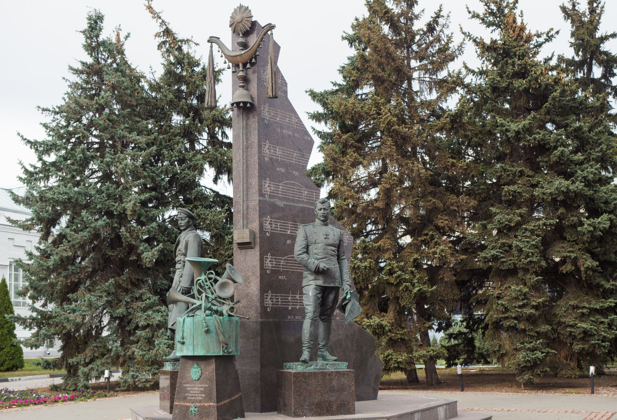 Памятник композиторам Василию Агапкину и Илье Шатрову