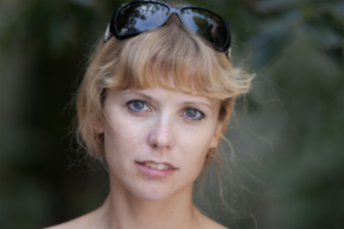 Слой Low, полученный с помощью фильтра Gaussian Blur, содержит тональные переходы и формы.