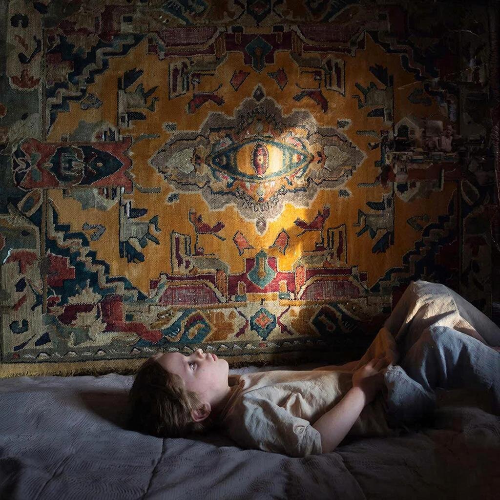 Он был не украшением. Он был соучастником. Молчаливым хранителем детских тайн