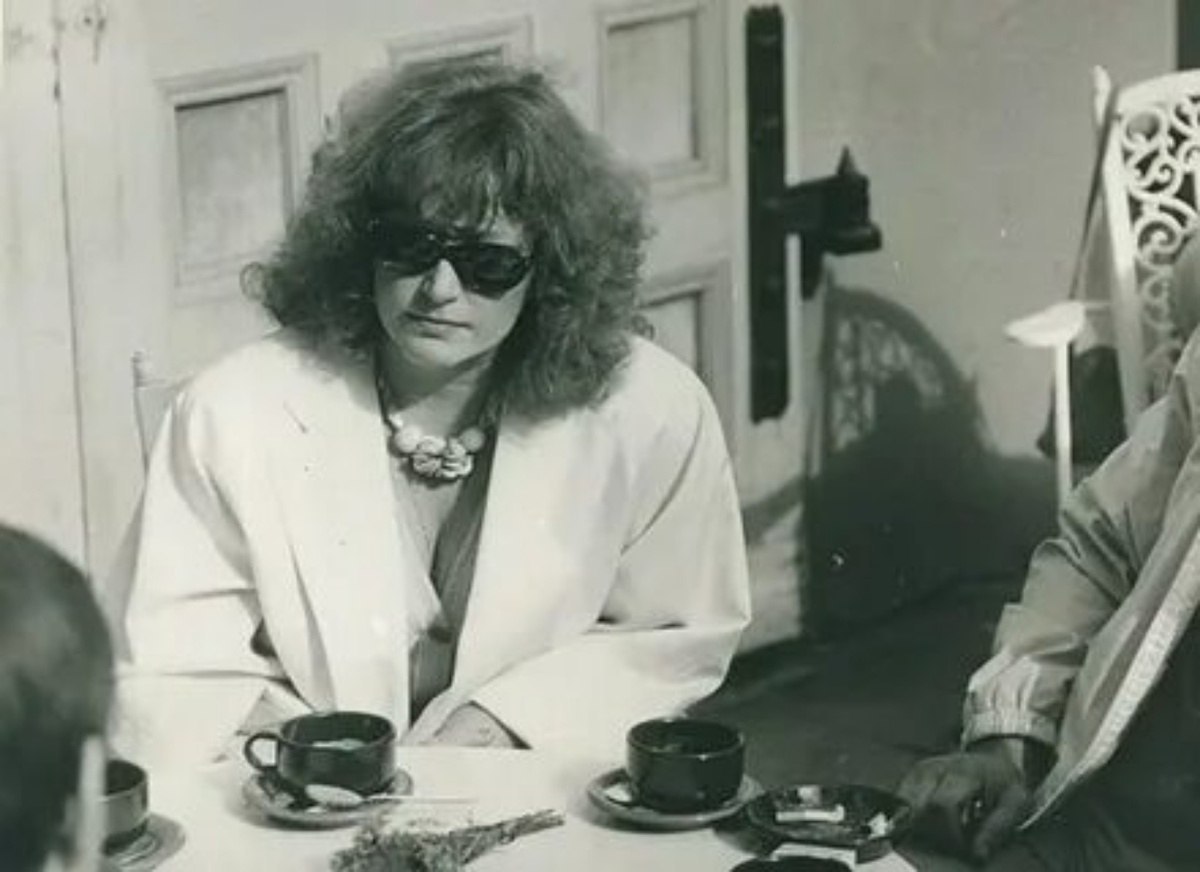 Дежавю длиной в 20 лет: когда-то Алла Борисовна воевала за право купаться голой в Истре, а теперь Ларисе Александровне придется отвечать за личное озеро, вырытое вопреки законам природы и кодексам РФ.