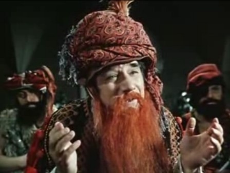 А ещё Тристан отлично умеет перевоплощаться. Интересно, где он этому учился и, самое главное, зачем? Источник: kino-teatr.ru