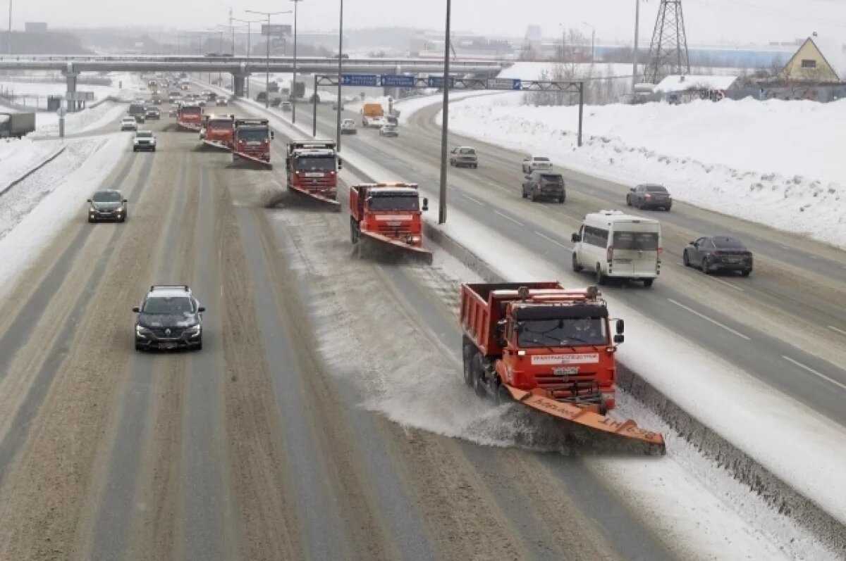    Почти 400 спецмашин расчищают дороги Свердловской области от снега