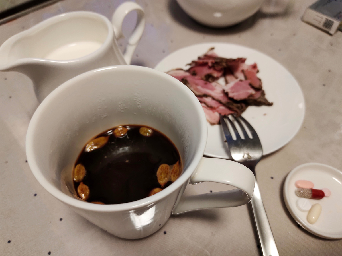 Натюрморт: кофе с таблетками. Наверное, надо было макросъемку включить?