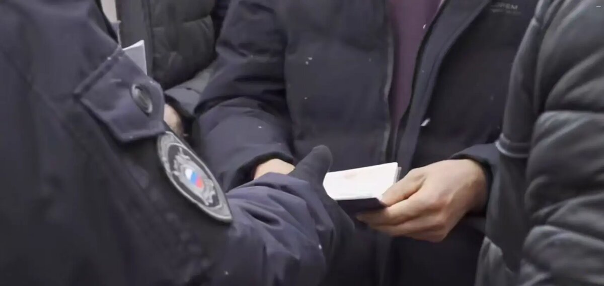    Фото: стоп-кадр видео от пресс-службы ГУ МВД России по Петербургу и Ленобласти