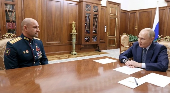 Артем Владимирович Жога и Владимир Владимирович Путин. Скрин из Яндекса.